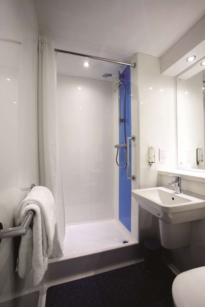 Travelodge Caerphilly Room photo
